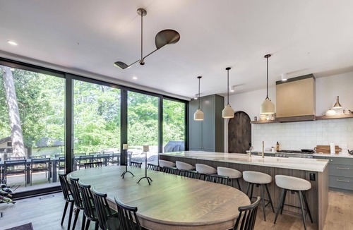 Seguin Cottage | 7 bed 7 bath cottage on Lake Joseph