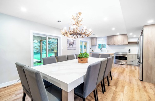 Collingwood Ski Chalet | 7BR Chalet w/Sauna&Hot Tub—2 Mins to Blue Mountain!