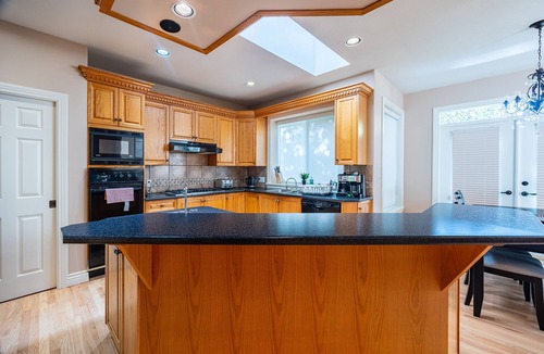 Surrey House | 8-Bed Acreage Retreat, Hot Tub, Morgan Creek Golf