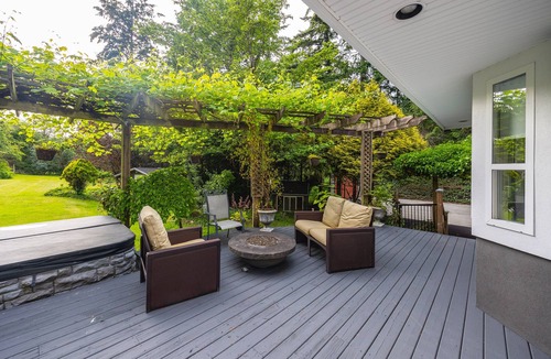 Surrey House | 8-Bed Acreage Retreat, Hot Tub, Morgan Creek Golf