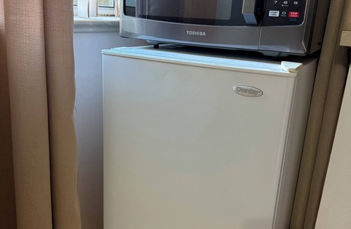 Richmond House | 8 min to metro, 5 min walk to bus, large queen bedroom Ensuite kitchenette