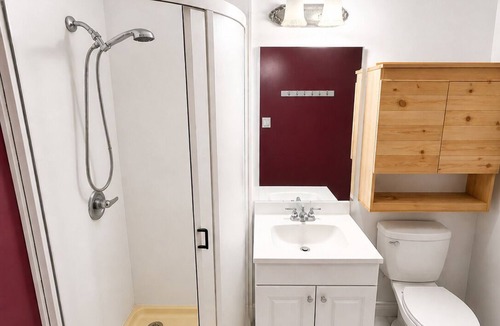 Richmond House | 8 min to metro, 5 min walk to bus, large queen bedroom Ensuite kitchenette
