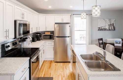 Queens Square House | 86B King Bed - Downtown - Walk everywhere