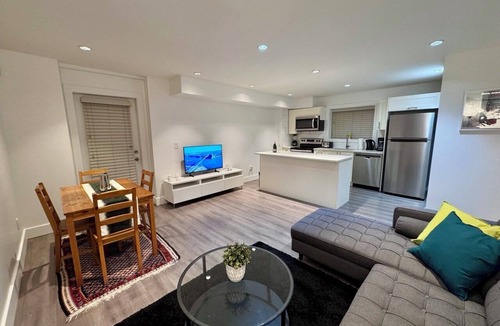 North Vancouver House | A&A Resident | Modern 2BR Suite