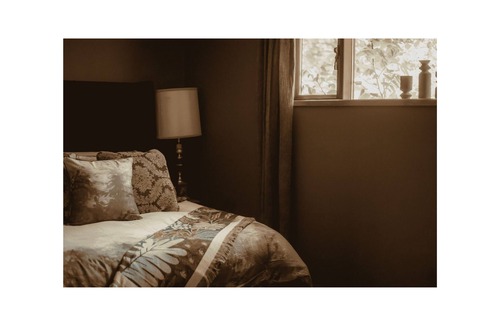 Southeast Kelowna Bed & Breakfast | A peaceful retreat surrounded by nature! Large outdoor space w/hot tub & sauna