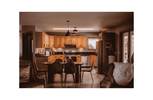 Southeast Kelowna Bed & Breakfast | A peaceful retreat surrounded by nature! Large outdoor space w/hot tub & sauna