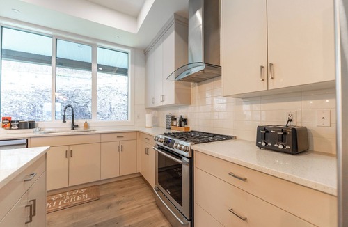 Promontory House | A Perfect Mountain Retreat w/Views, Hot Tub, Home Theatre, Games, PS5 & AC