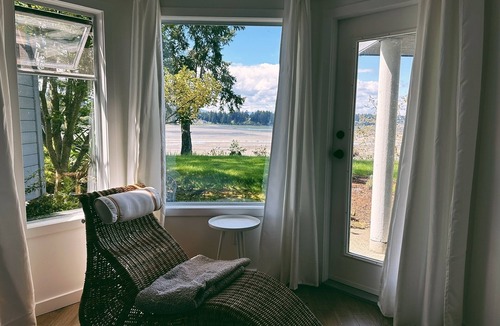 Regional District of Nanaimo Condo | A quiet oceanfront hideaway on the shoreline of Nanoose Bay.