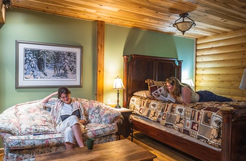 Maple Ridge Resort | A Retreat -Romantic,Private Hot Tub,Riverside,Forest, Private,Quiet, not a hotel