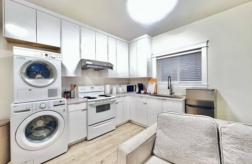 Richmond House | *AC/8mins-YVR/Private Bathroom Suite/Separate Entry/Free Parking/Near Skytrain