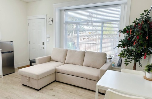 Richmond House | *AC/8mins-YVR/Private Bathroom Suite/Separate Entry/Free Parking/Near Skytrain