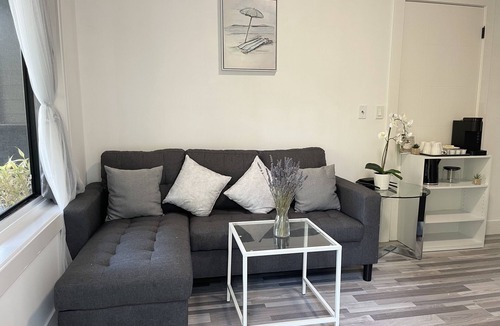 Hatzic House | AC one bedroom unit in a quiet neighborhood