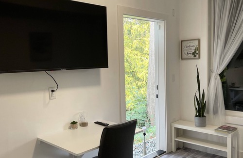Hatzic House | AC one bedroom unit in a quiet neighborhood