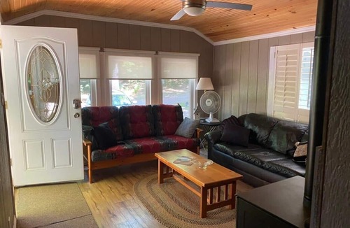 Port Carling Cabin | Ada Lake Cottage - Port Carling couples retreat
