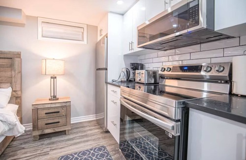 Urbandale Apartment | Adorable Bachelor unit, close to hospitals, shopping centres and downtown Ottawa