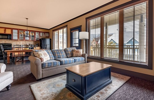 The Blue Mountains Hotel | Adventure-Ready Stay Near Slopes, Trails & Village Dining l Family-friendly Room