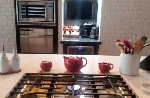 Salmon Arm House | All in one getaway! Indoor pool, hot tub, sauna and more! Close to lake+shopping