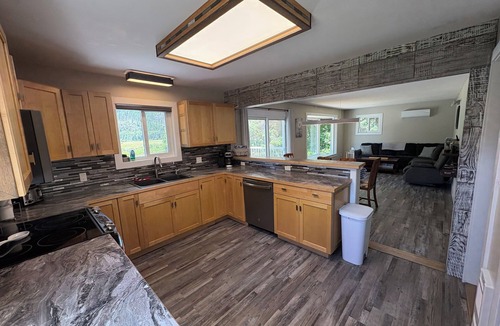 Koocanusa Ranch Cottage | All-Season Family Retreat Hot Tub Waterfront