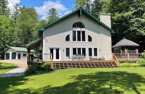 Bonfield Cottage | All season getaway waterfront on Talon Lake
