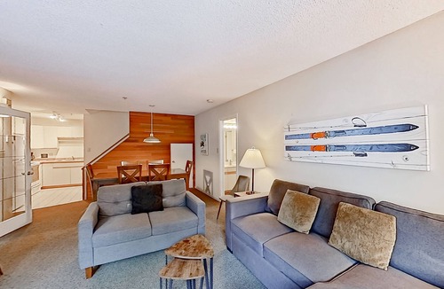Blackcomb House | All-season townhome with ski & trail access - full kitchen & W/D