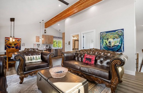 Windermere Apartment | Alpine Bliss | Beach Access | Sauna | Fireplace