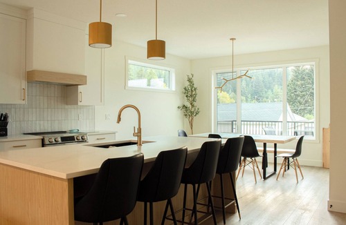 Coleman House | Alpine Retreat New Luxury 4 bedroom | Barrel Sauna, Steam Shower & Fireplaces
