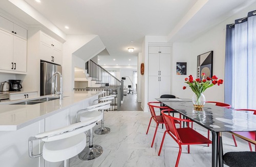 Oakville House | Amazing 6-bedroom Home in charming Oakville