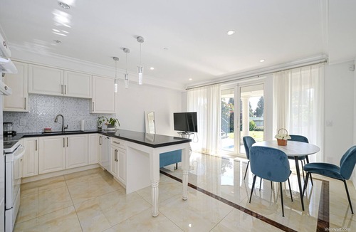 Hollyburn House | Ambleside Modern 2BDR Suite Ground level 2 bedrooms suite with separate entrance