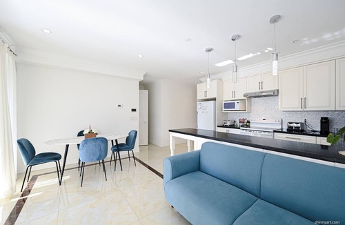 Hollyburn House | Ambleside Modern 2BDR Suite Ground level 2 bedrooms suite with separate entrance