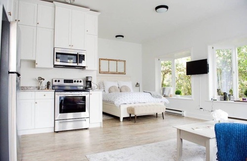 Cobble Hill House | Anderson Lane Studio l Beach Access l TV I Kitchen