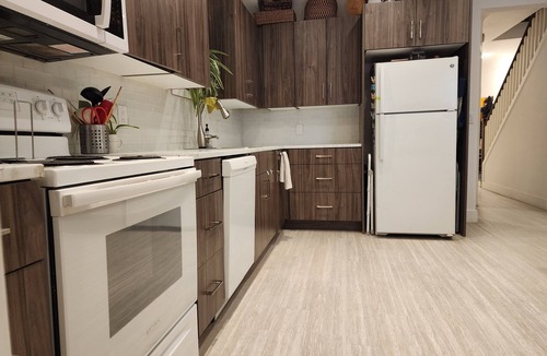Seaton Village House | Annex HUGE 4 Bdrms 2 Living Rooms 3 Workspaces - Near U of T & FIFA World Cup!
