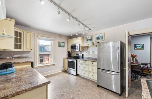 Midland House | Antique Treasure 7-rm private apartment near downtown, Luxury comfy bed