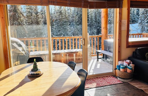 Apex Mountain Condo | Apex Treehouse - Private Hot Tub & Ski Access