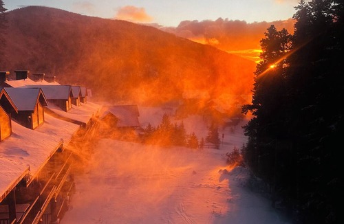 Apex Mountain Condo | Apex Treehouse - Private Hot Tub & Ski Access