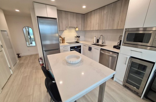 South Pandosy Apartment | Aqua Oasis Beach Front Resort