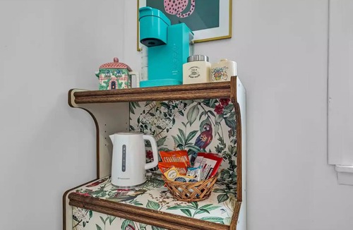 Cornwall House | Art Deco Den: Crib | Pet | Free Prkg | Fire TV