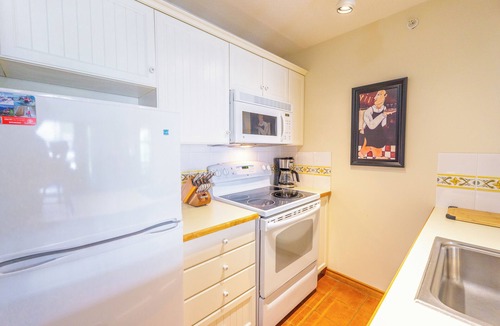 Upper Village Condo | Aspens #563 Prime Ski-in Ski-out Location! Top Floor Unit, Pool, Hot tubs, BBQ