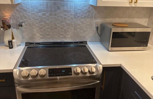 Niagara Falls Apartment | Aura Apartment Unit 2 Niagara Falls Self Check-in, Wifi and 1 Parking free