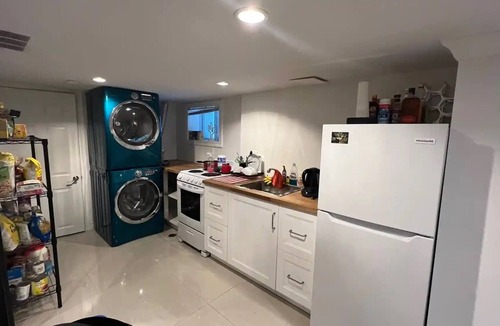 Dufferin Grove Apartment | Bachelor apt. Twenty minutes to BMO field. Close to Ossington and Dundas West.