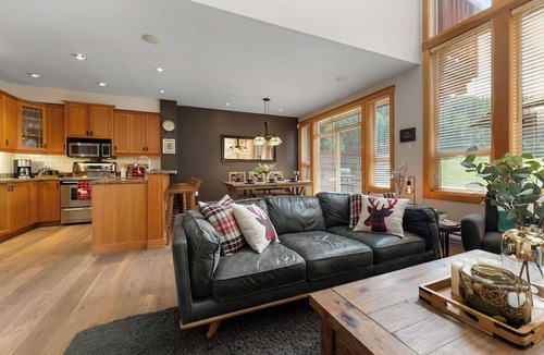 Panorama Ski Chalet | Backs onto Greywolf 9-Private Hot Tub-Amazing Views-Deck-BBQ- Ski-in/Out Sunbird