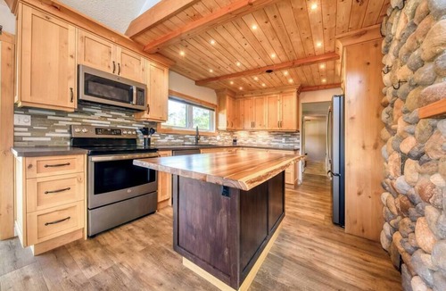 Invermere House | Backyard Oasis - Hot Tub, BBQ, Outdoor Bar