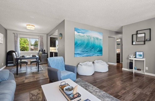 Drumheller House | Bahama Breeze | Beach-Themed Home | Hot Tub & Cozy