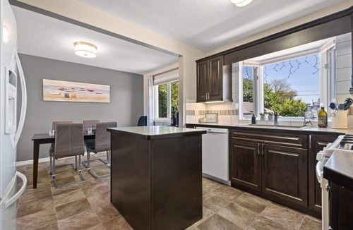Drumheller House | Bahama Breeze | Beach-Themed Home | Hot Tub & Cozy