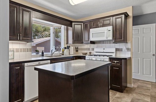 Drumheller House | Bahama Breeze | Beach-Themed Home | Hot Tub & Cozy