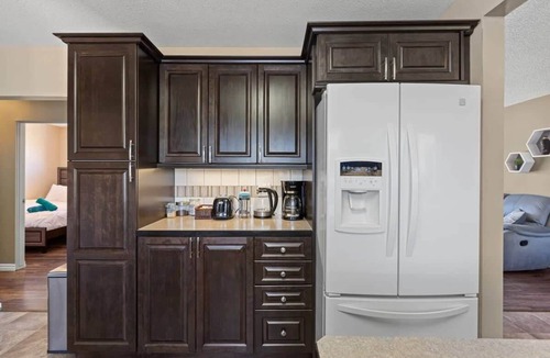Drumheller House | Bahama Breeze | Beach-Themed Home | Hot Tub & Cozy