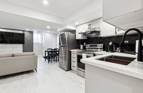Whitchurch-Stouffville Hotel | Baker Hill Executive Suite - 2 Bedroom Basement Apartment w/Full Kitchen & Bath