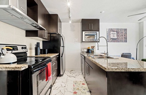 Crosstown Condo | BC Place & Rogers Arena Central, Modern w/AC