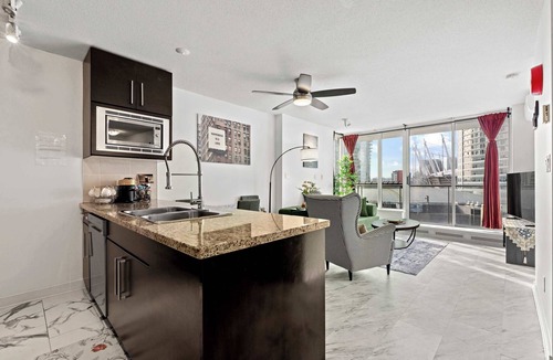 Crosstown Condo | BC Place & Rogers Arena Central, Modern w/AC