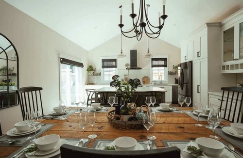 Alcona Apartment | Beach House 5 Star Gem +Muskoka room + Yoga Studio
