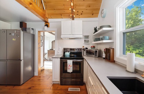 Bayswater Cottage | Beachfront cottage in Bayswater Beach, charming with a spectacular view